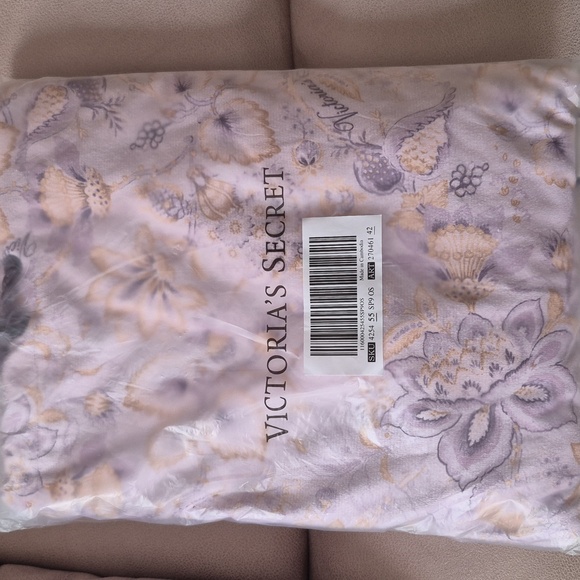 Victoria's Secret Purple and Cream Backpack Beach Towel with Elegant Design - Picture 5 of 7